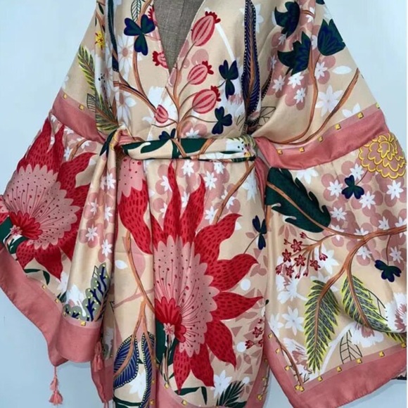 Beautiful wrap top - Picture 2 of 5